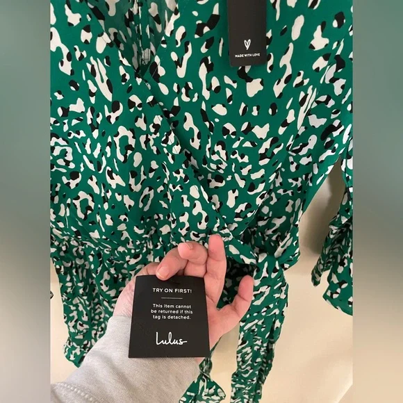 ✨NWT Lulus Make Moves Green and Black Print Flounce Sleeve Romper Size Small - Picture 11 of 15